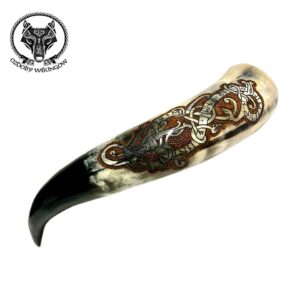 Róg do picia rzeźbiony z Jörmungandrem
