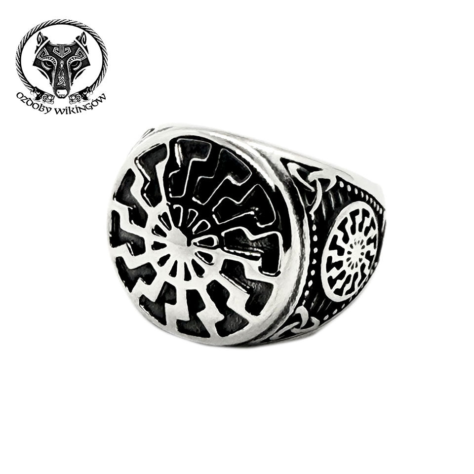 pierścień z czarnym słońcem